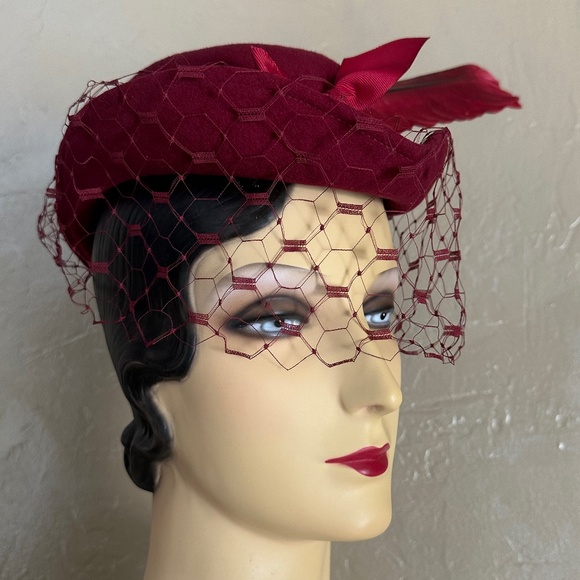 GRACEFUL 1940s' BURGUNDY FELT FEDORA WITH TALL FEATHER & HALF VEIL